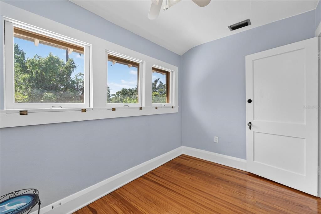 合同活跃: $725,000 (3 贝兹, 2 浴室, 2202 平方英尺)