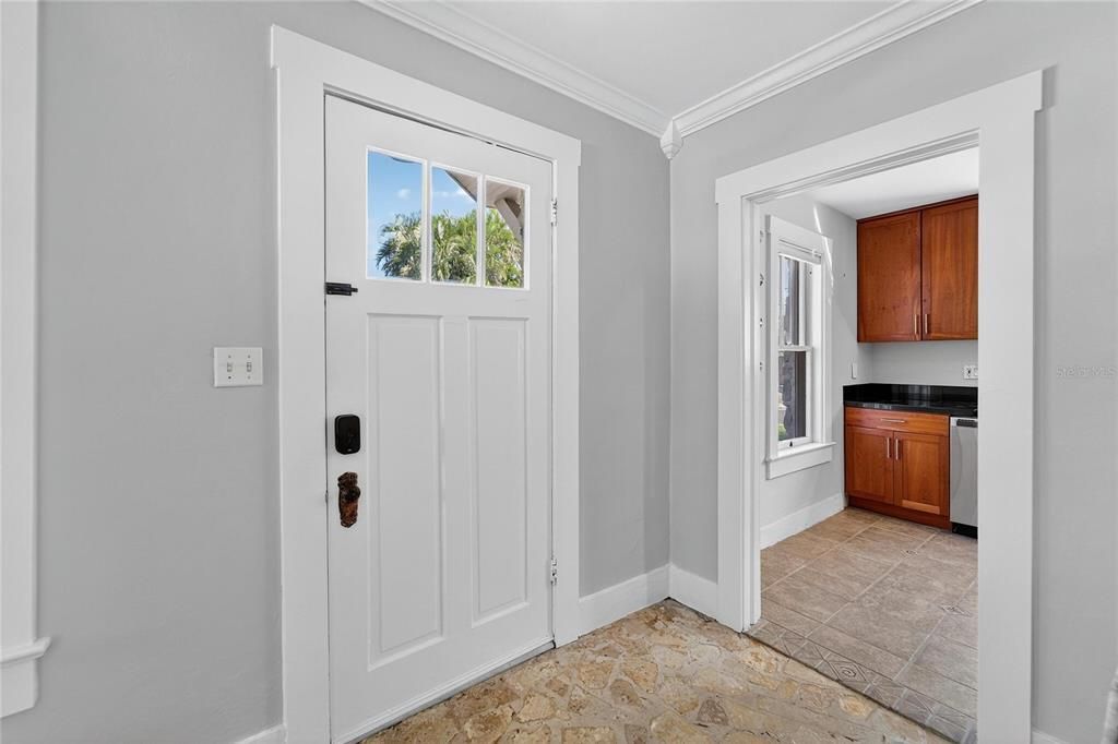 合同活跃: $725,000 (3 贝兹, 2 浴室, 2202 平方英尺)