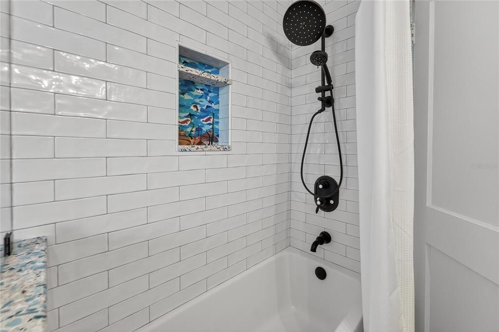 合同活跃: $725,000 (3 贝兹, 2 浴室, 2202 平方英尺)