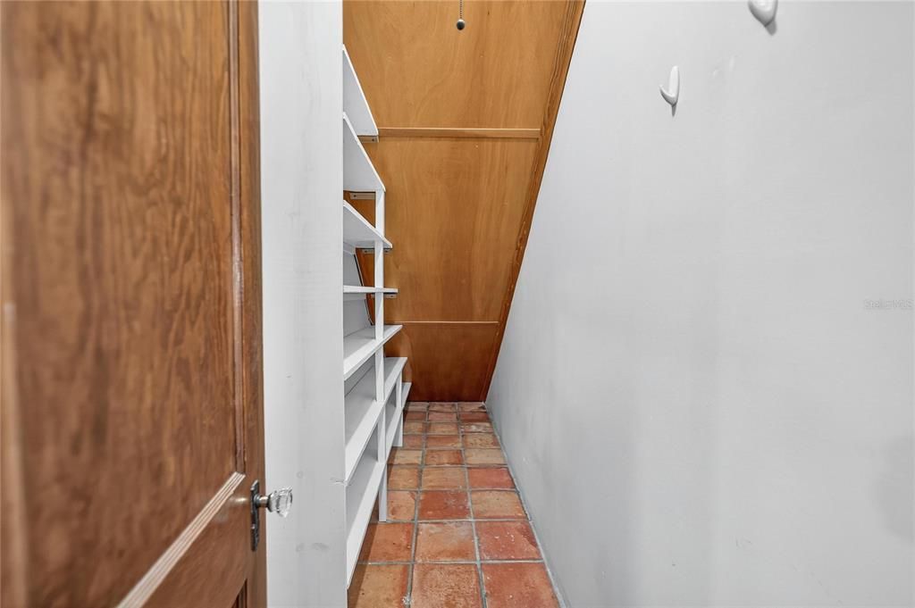 合同活跃: $725,000 (3 贝兹, 2 浴室, 2202 平方英尺)