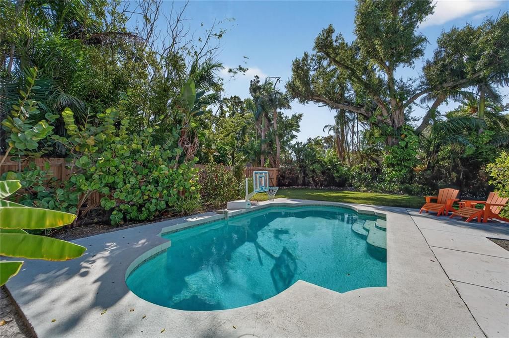 合同活跃: $725,000 (3 贝兹, 2 浴室, 2202 平方英尺)