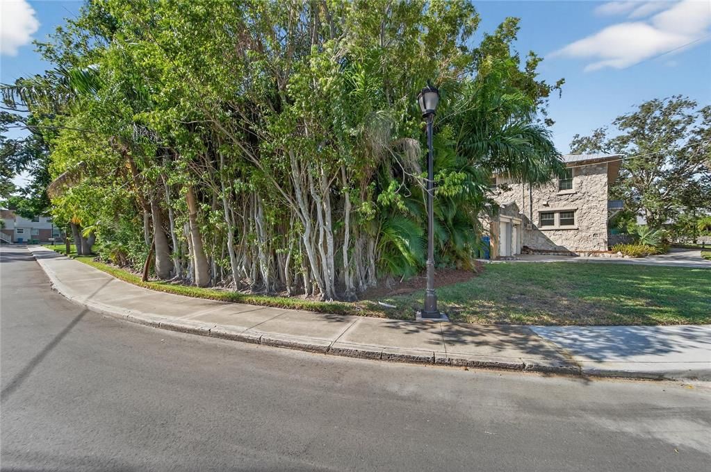 合同活跃: $725,000 (3 贝兹, 2 浴室, 2202 平方英尺)