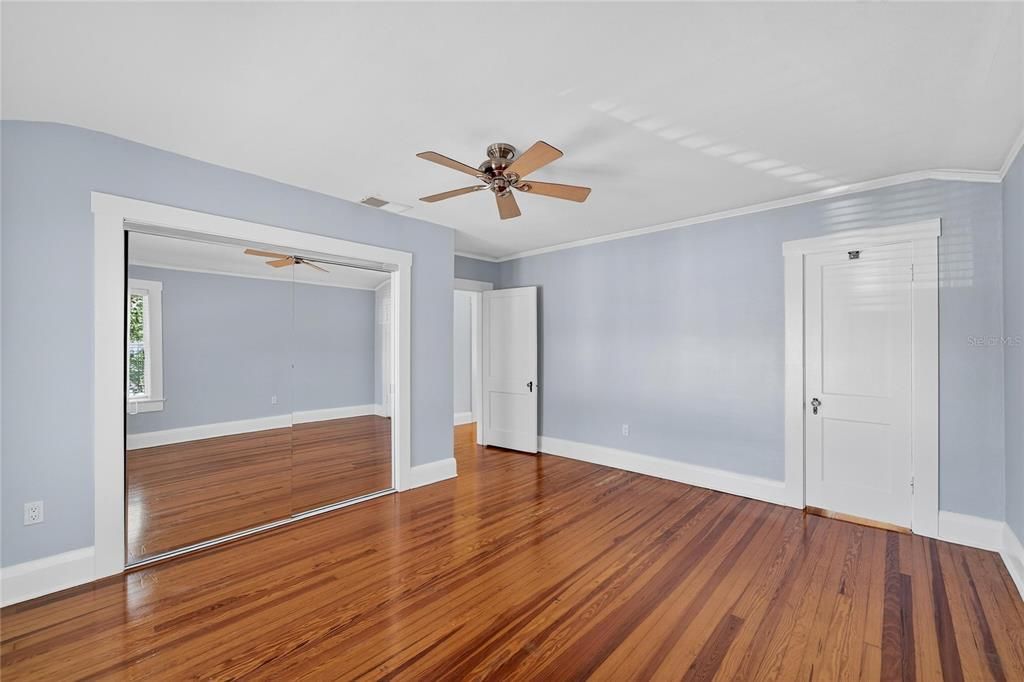 合同活跃: $725,000 (3 贝兹, 2 浴室, 2202 平方英尺)