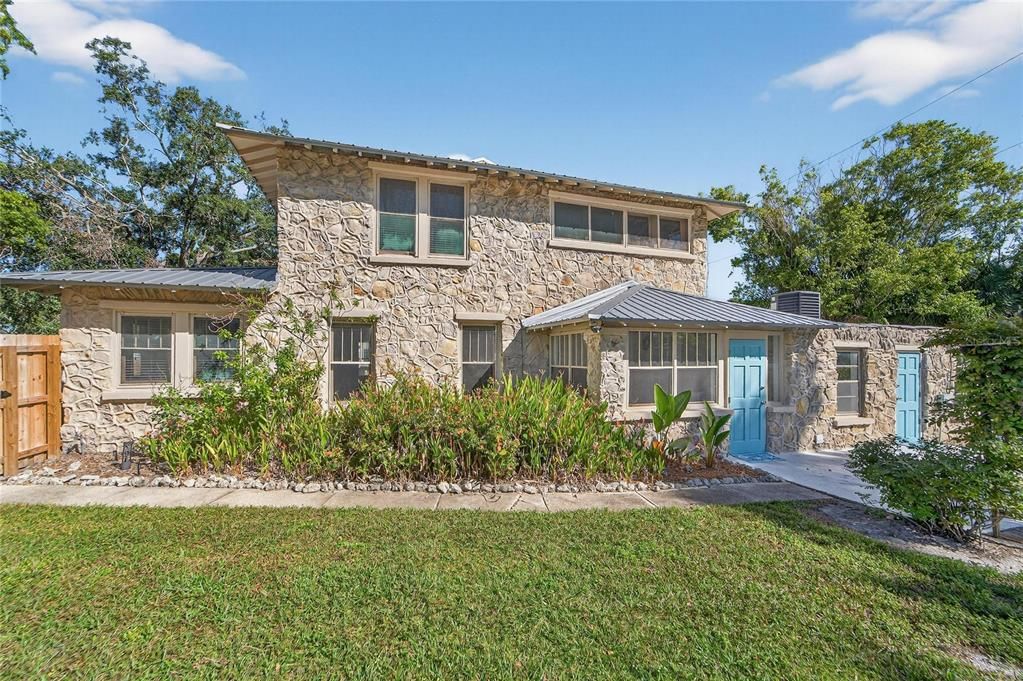 合同活跃: $725,000 (3 贝兹, 2 浴室, 2202 平方英尺)