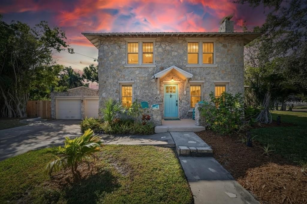 合同活跃: $725,000 (3 贝兹, 2 浴室, 2202 平方英尺)