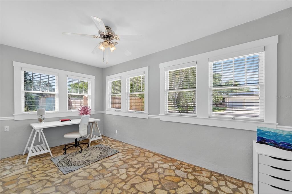 合同活跃: $725,000 (3 贝兹, 2 浴室, 2202 平方英尺)