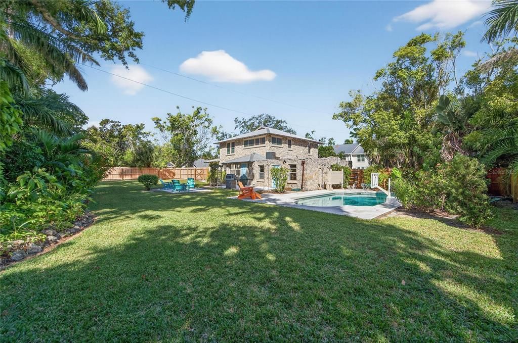 合同活跃: $725,000 (3 贝兹, 2 浴室, 2202 平方英尺)