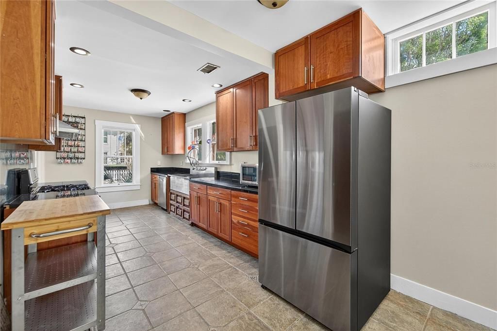 合同活跃: $725,000 (3 贝兹, 2 浴室, 2202 平方英尺)