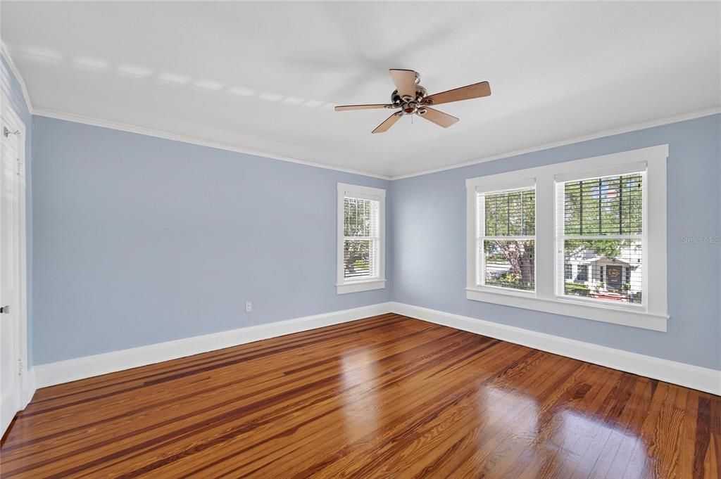 合同活跃: $725,000 (3 贝兹, 2 浴室, 2202 平方英尺)