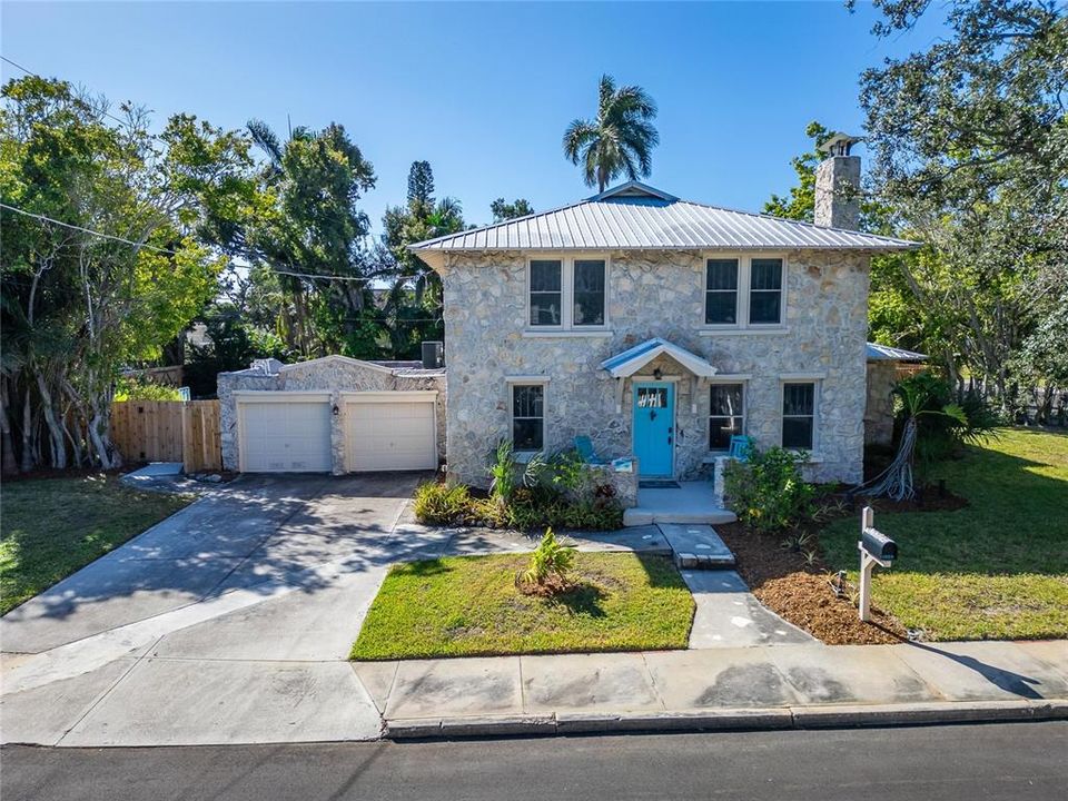 合同活跃: $725,000 (3 贝兹, 2 浴室, 2202 平方英尺)