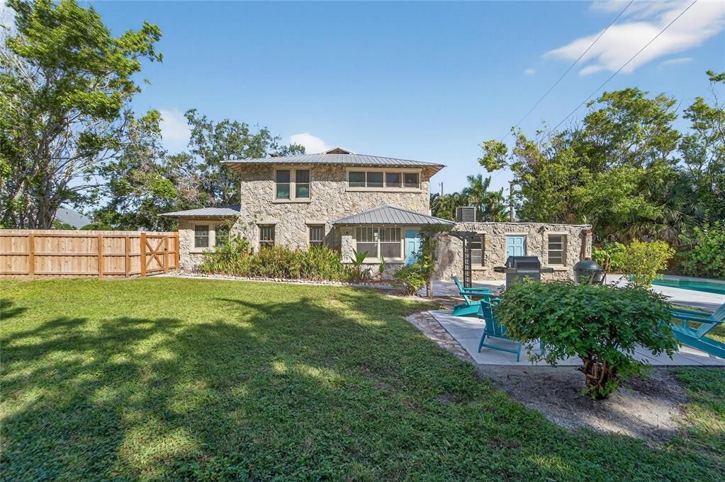 合同活跃: $725,000 (3 贝兹, 2 浴室, 2202 平方英尺)