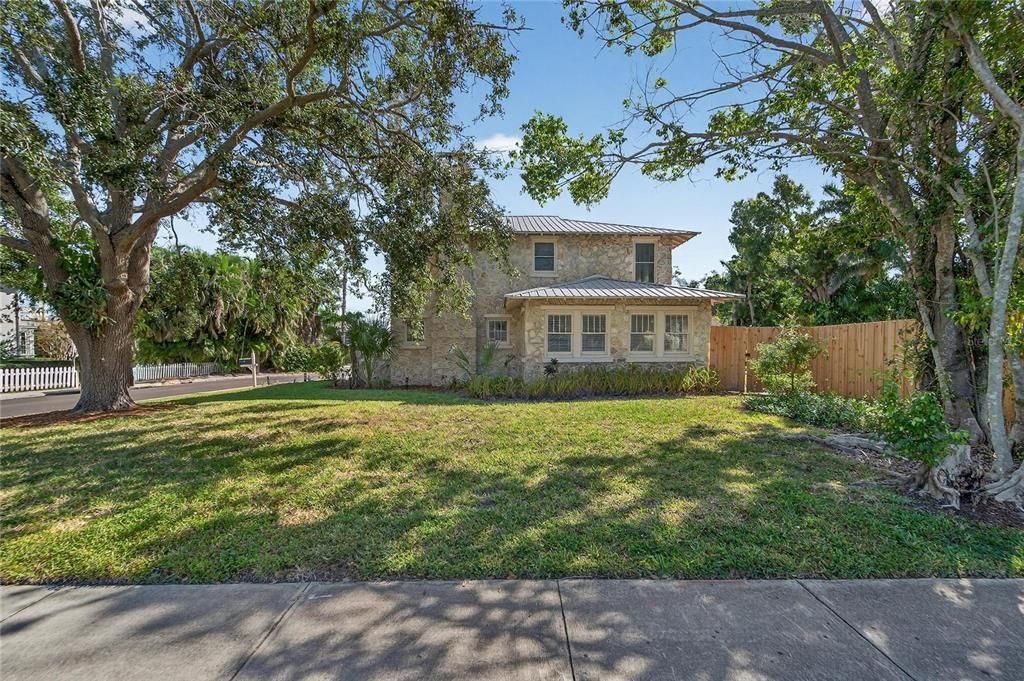 合同活跃: $725,000 (3 贝兹, 2 浴室, 2202 平方英尺)