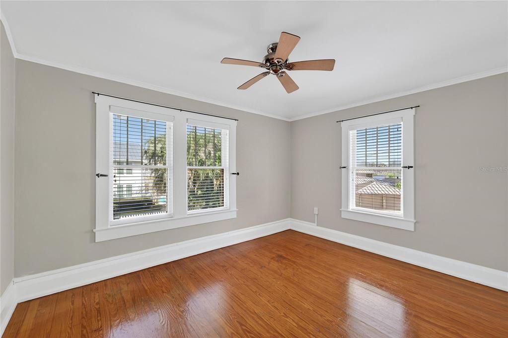 合同活跃: $725,000 (3 贝兹, 2 浴室, 2202 平方英尺)