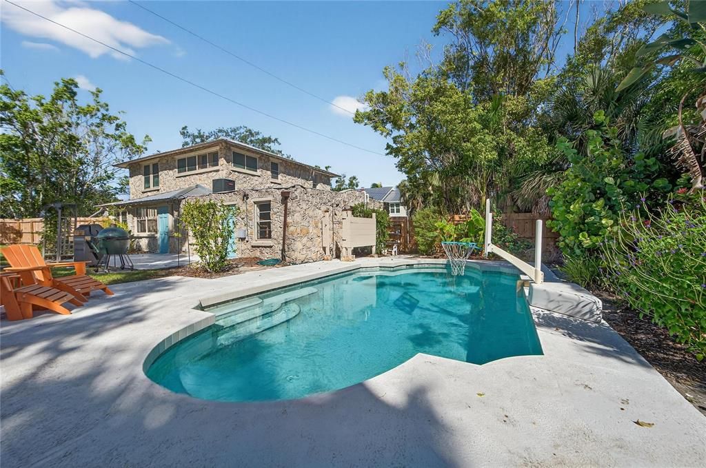 合同活跃: $725,000 (3 贝兹, 2 浴室, 2202 平方英尺)