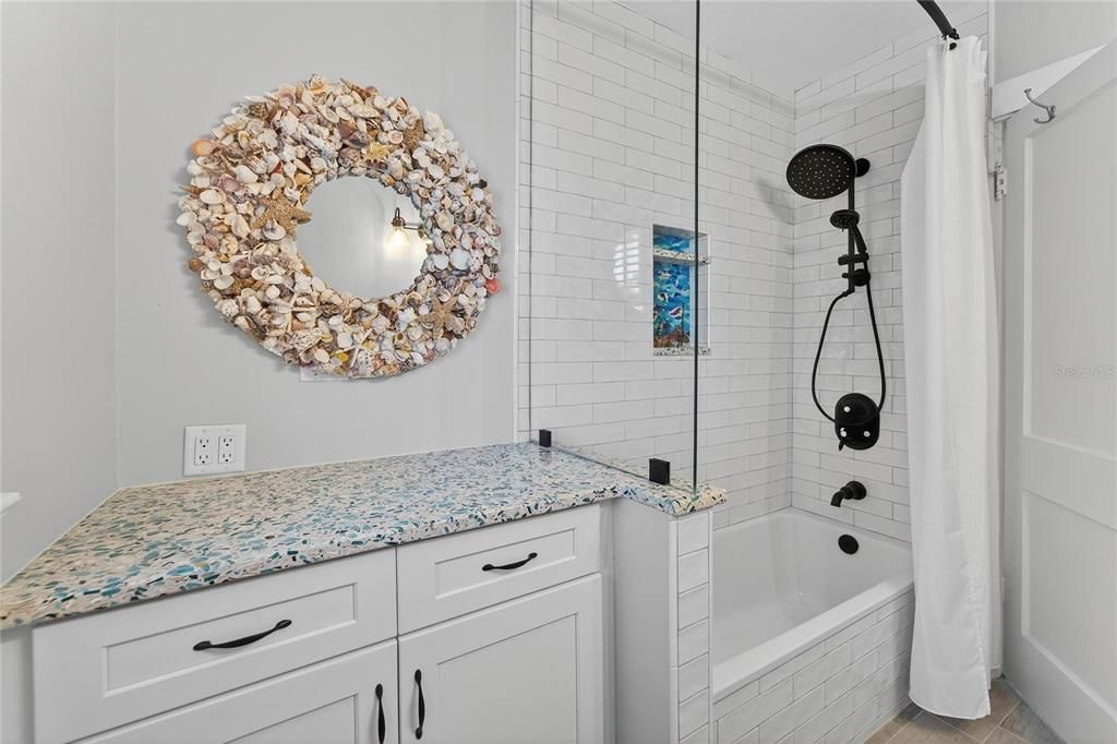 合同活跃: $725,000 (3 贝兹, 2 浴室, 2202 平方英尺)