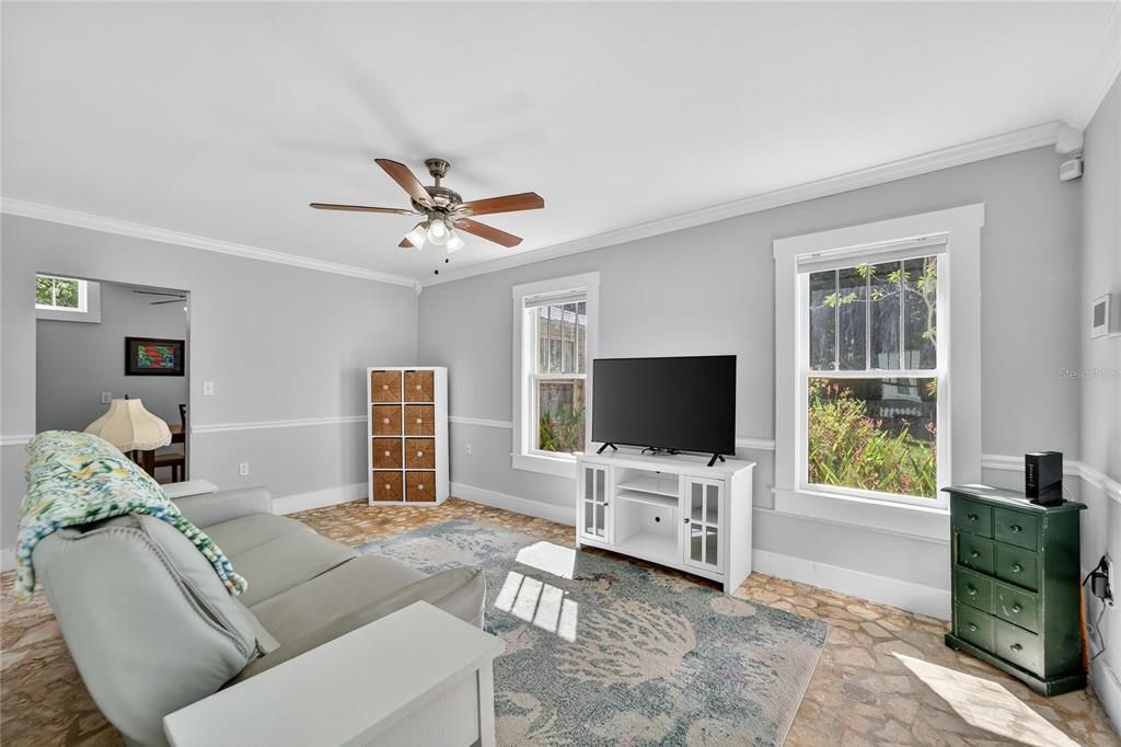 合同活跃: $725,000 (3 贝兹, 2 浴室, 2202 平方英尺)