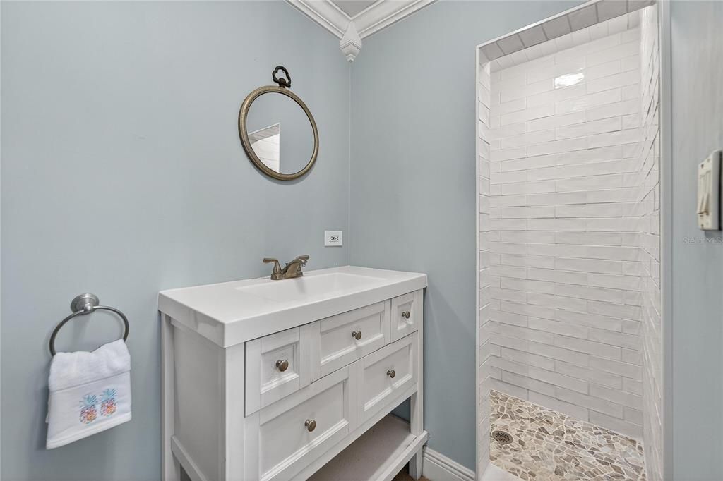 合同活跃: $725,000 (3 贝兹, 2 浴室, 2202 平方英尺)