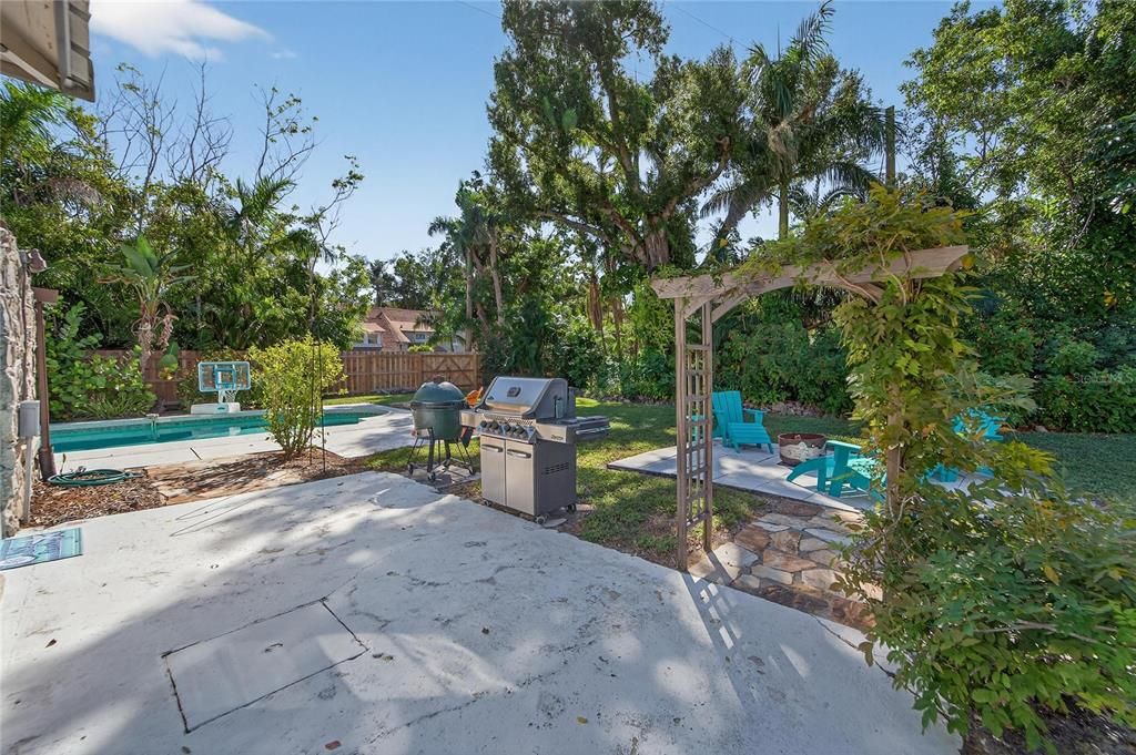 合同活跃: $725,000 (3 贝兹, 2 浴室, 2202 平方英尺)