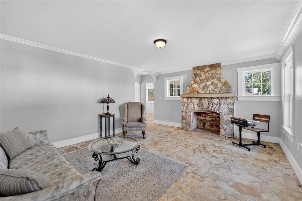 合同活跃: $725,000 (3 贝兹, 2 浴室, 2202 平方英尺)