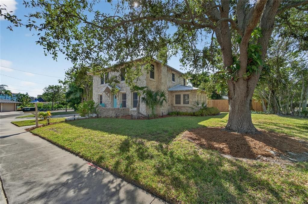 合同活跃: $725,000 (3 贝兹, 2 浴室, 2202 平方英尺)