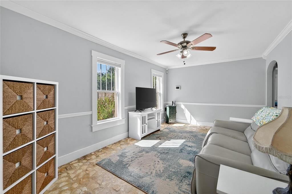 合同活跃: $725,000 (3 贝兹, 2 浴室, 2202 平方英尺)