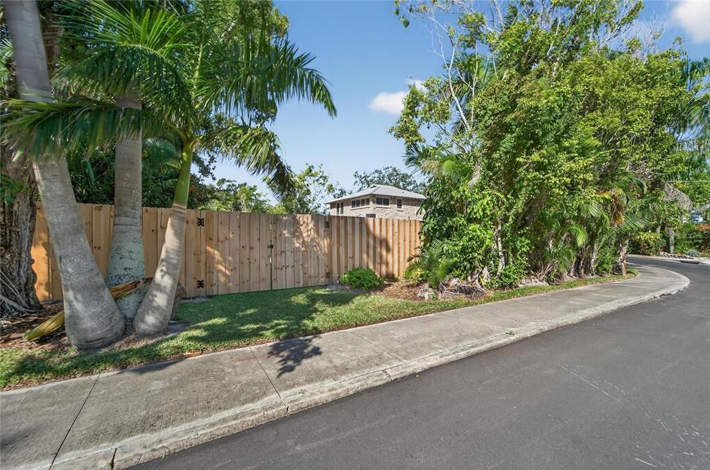 合同活跃: $725,000 (3 贝兹, 2 浴室, 2202 平方英尺)