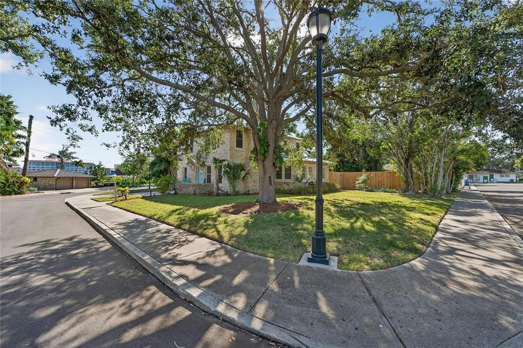 合同活跃: $725,000 (3 贝兹, 2 浴室, 2202 平方英尺)