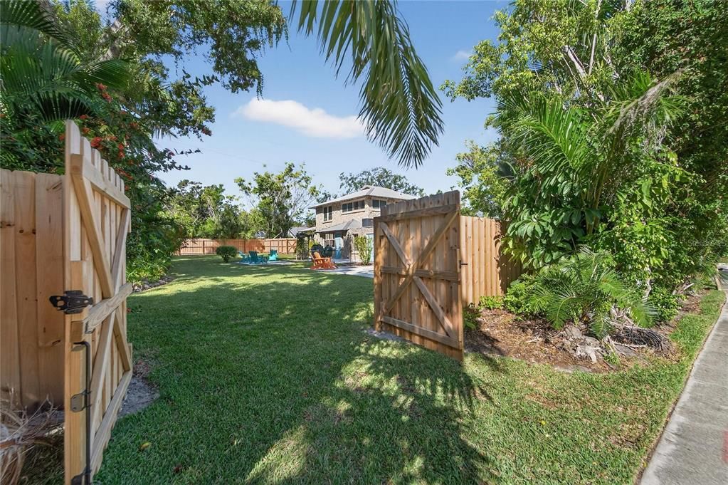 合同活跃: $725,000 (3 贝兹, 2 浴室, 2202 平方英尺)