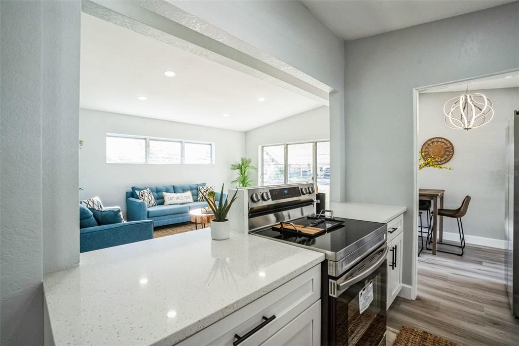 合同活跃: $239,000 (3 贝兹, 1 浴室, 1080 平方英尺)