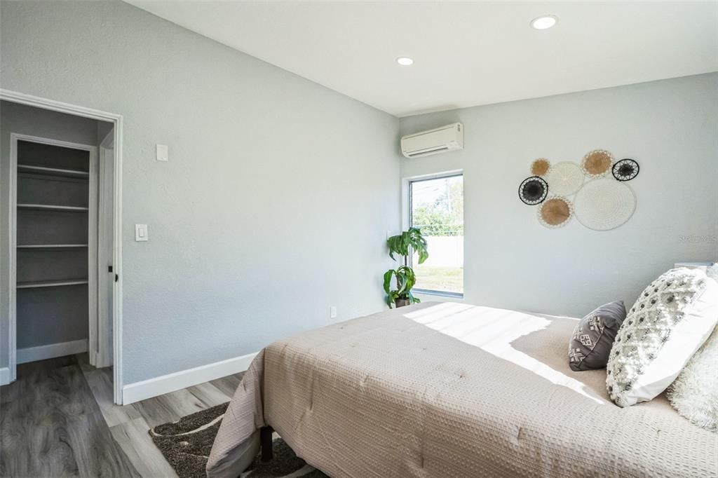 合同活跃: $239,000 (3 贝兹, 1 浴室, 1080 平方英尺)