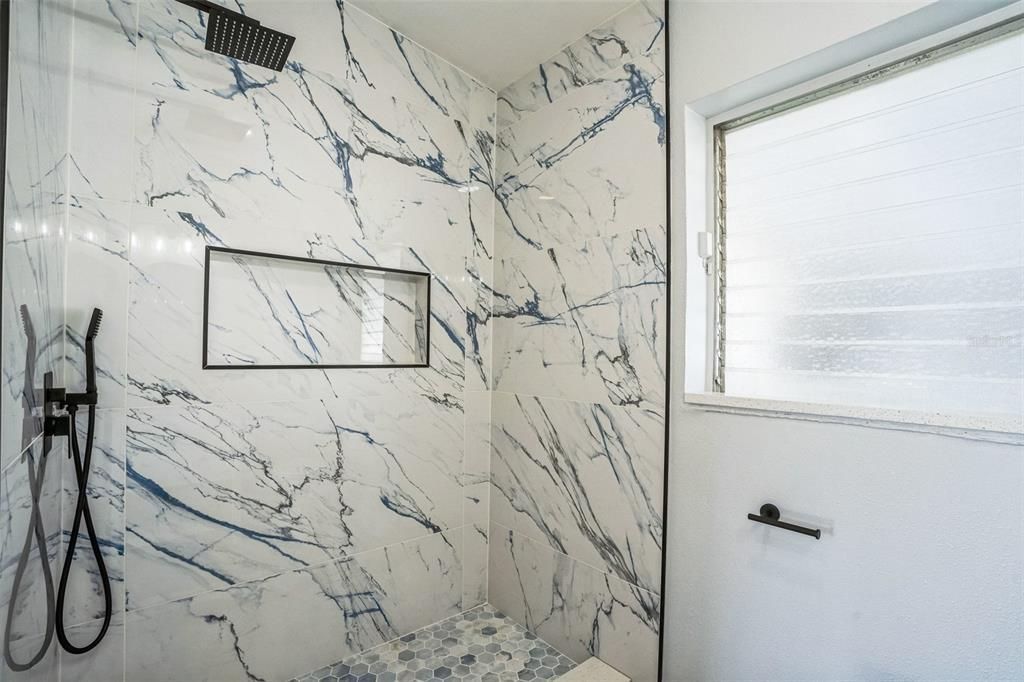 合同活跃: $239,000 (3 贝兹, 1 浴室, 1080 平方英尺)