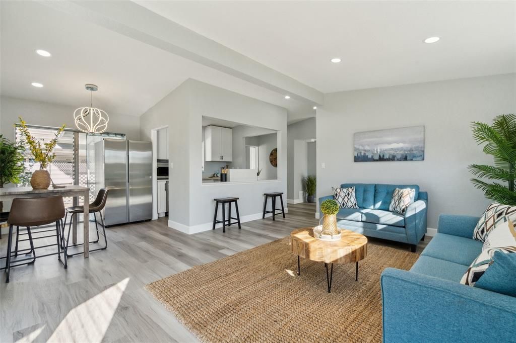 合同活跃: $239,000 (3 贝兹, 1 浴室, 1080 平方英尺)