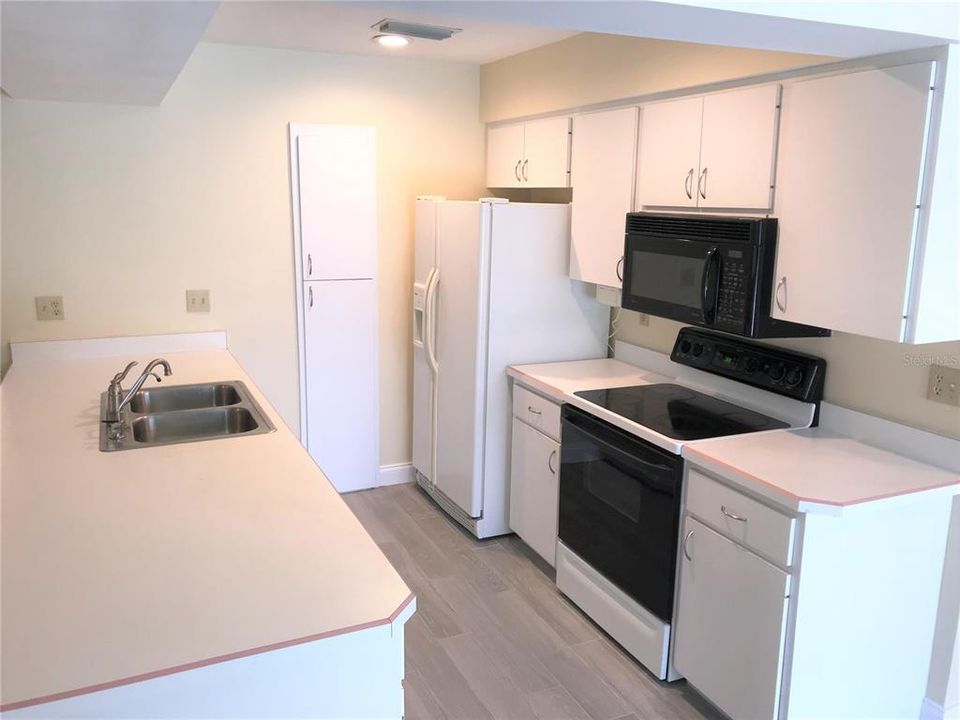 出租: $3,200 (3 贝兹, 2 浴室, 1872 平方英尺)