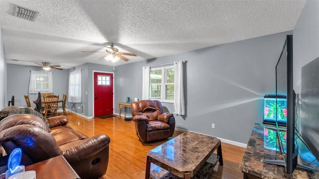 For Sale: $299,000 (2 beds, 2 baths, 1176 Square Feet)