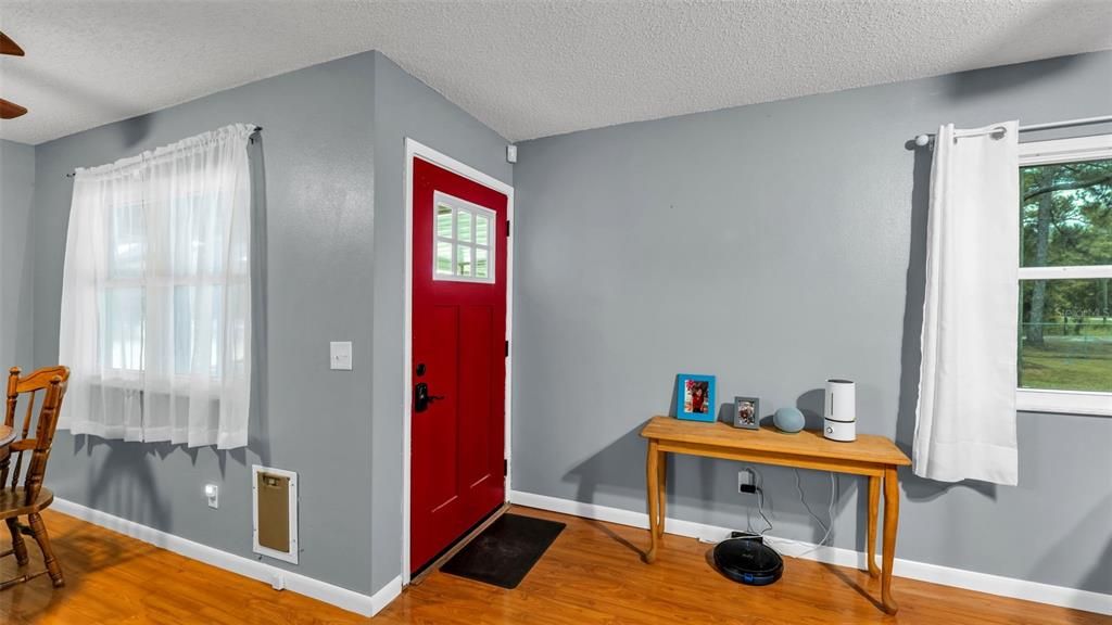 For Sale: $299,000 (2 beds, 2 baths, 1176 Square Feet)