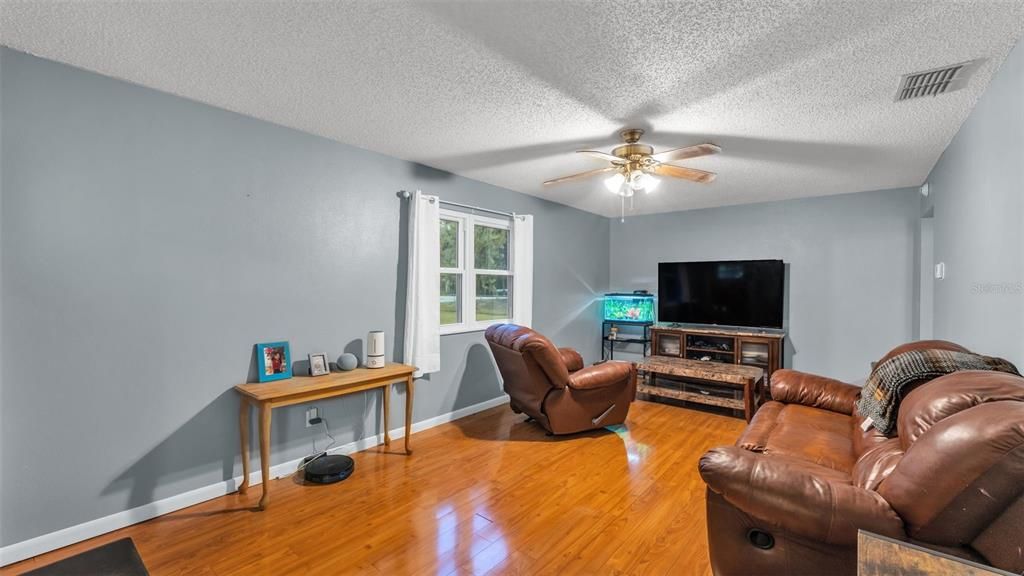 For Sale: $299,000 (2 beds, 2 baths, 1176 Square Feet)