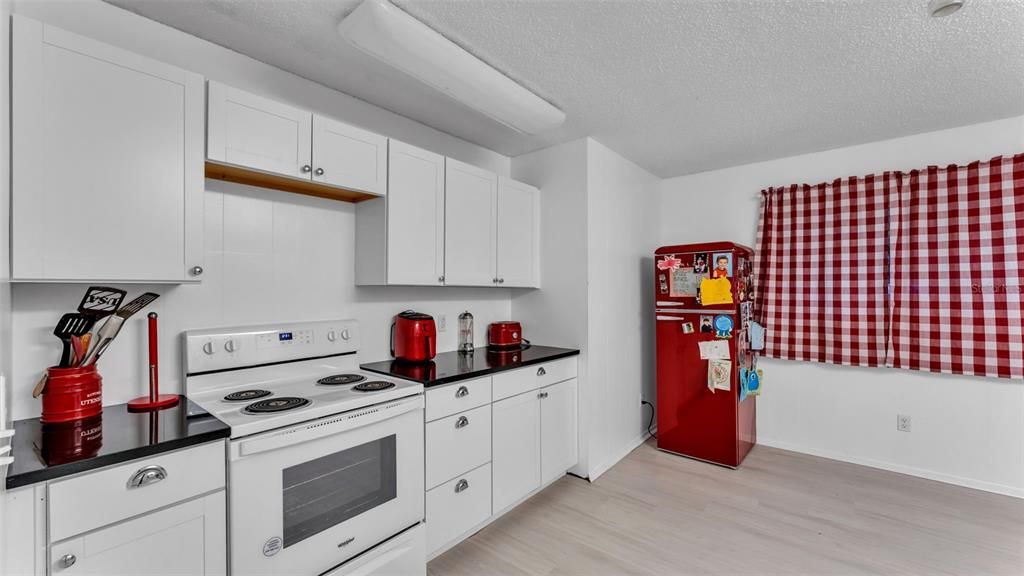 For Sale: $299,000 (2 beds, 2 baths, 1176 Square Feet)