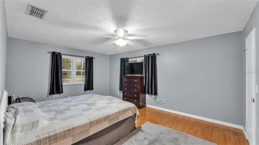 For Sale: $299,000 (2 beds, 2 baths, 1176 Square Feet)