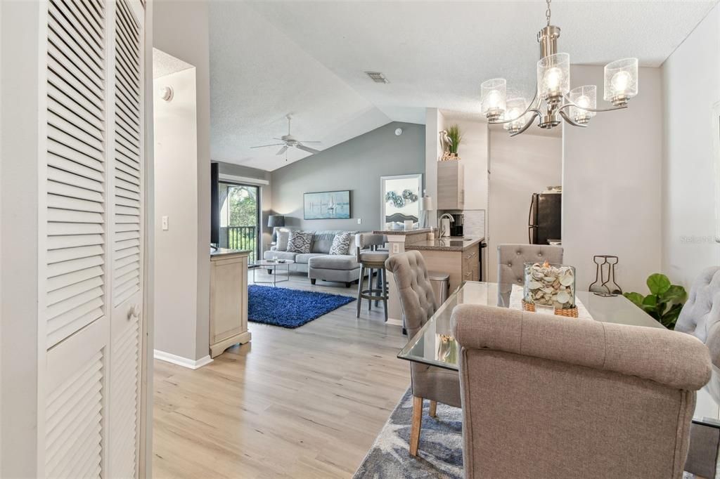 出租: $2,000 (2 贝兹, 2 浴室, 955 平方英尺)