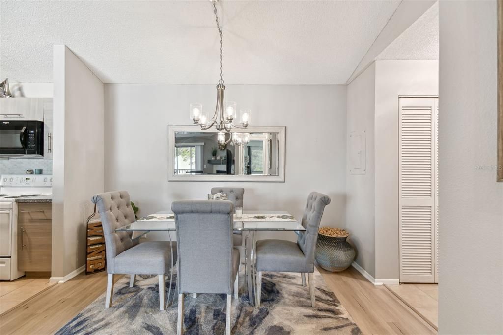 出租: $2,000 (2 贝兹, 2 浴室, 955 平方英尺)