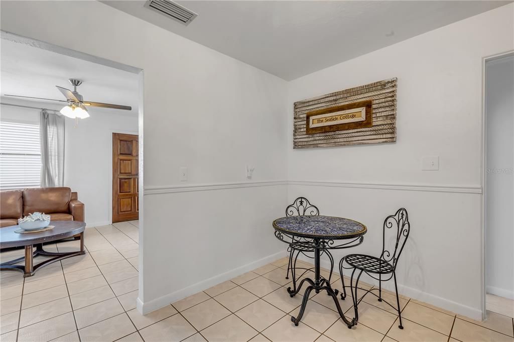 For Sale: $319,100 (3 beds, 1 baths, 1015 Square Feet)