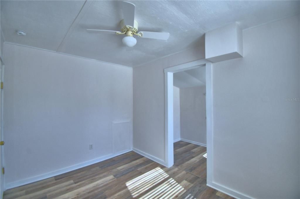 Active With Contract: $165,000 (2 beds, 1 baths, 748 Square Feet)