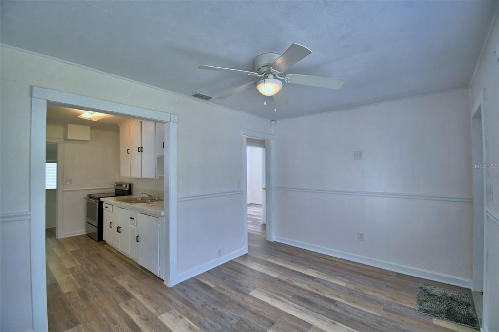 Active With Contract: $165,000 (2 beds, 1 baths, 748 Square Feet)