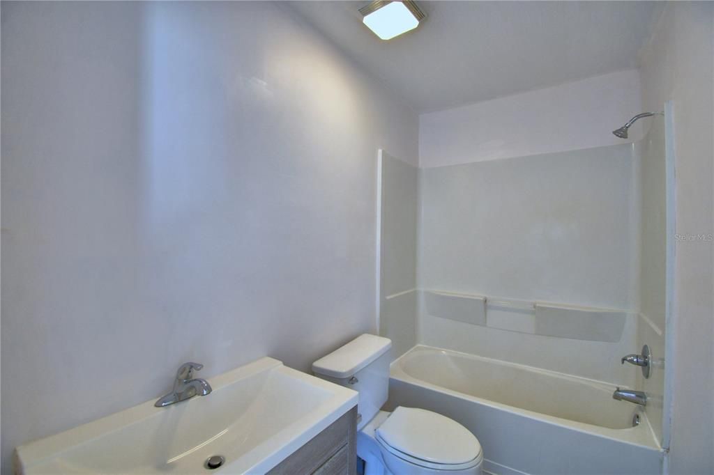 Active With Contract: $165,000 (2 beds, 1 baths, 748 Square Feet)