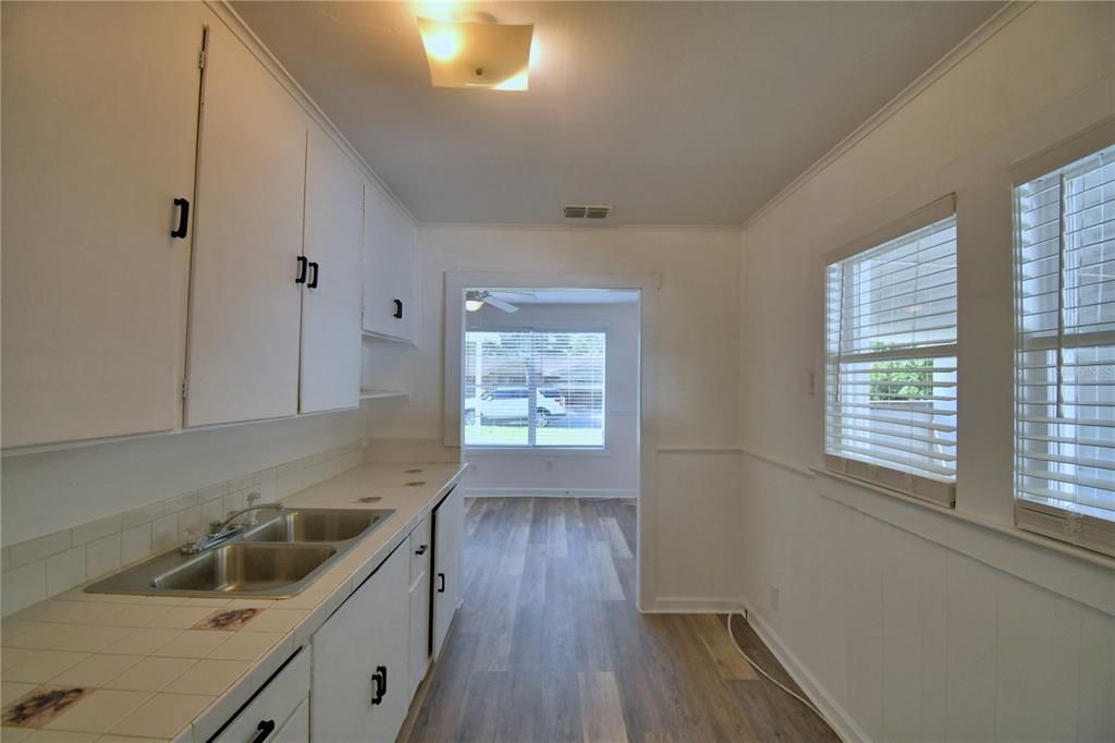 Active With Contract: $165,000 (2 beds, 1 baths, 748 Square Feet)