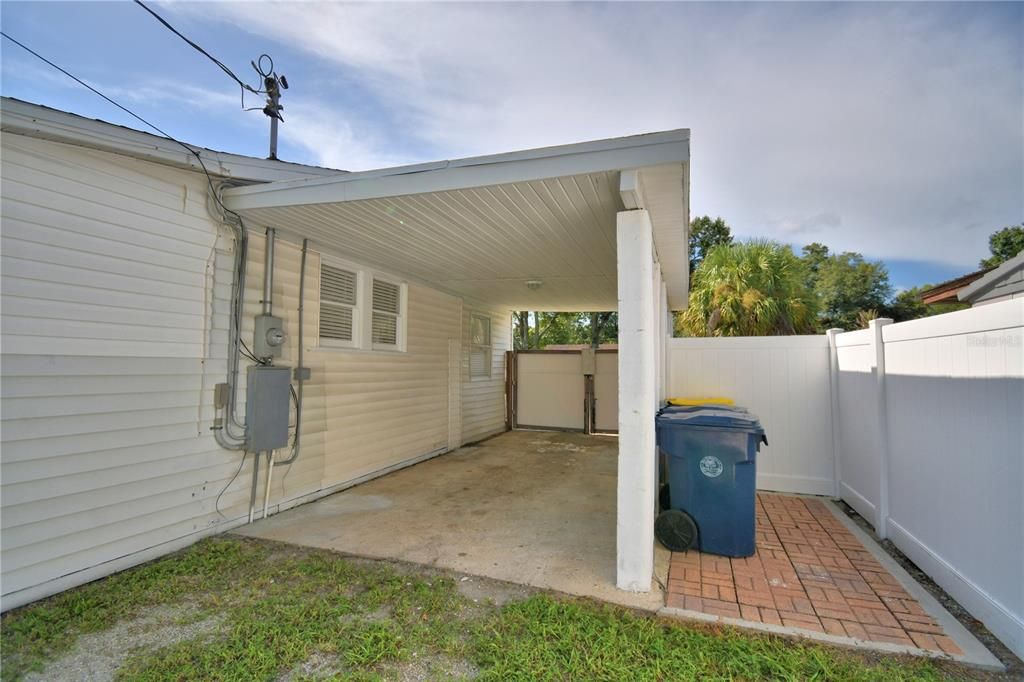 Active With Contract: $165,000 (2 beds, 1 baths, 748 Square Feet)