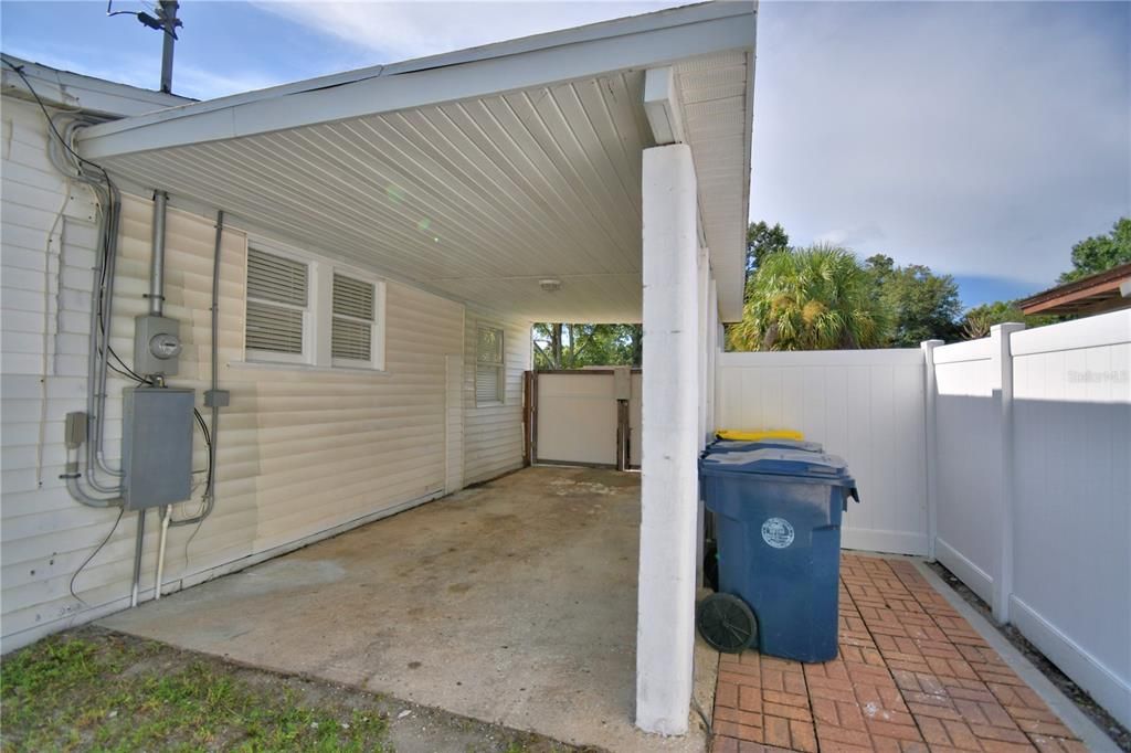 Active With Contract: $165,000 (2 beds, 1 baths, 748 Square Feet)