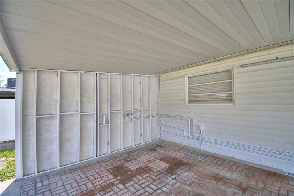 Active With Contract: $165,000 (2 beds, 1 baths, 748 Square Feet)