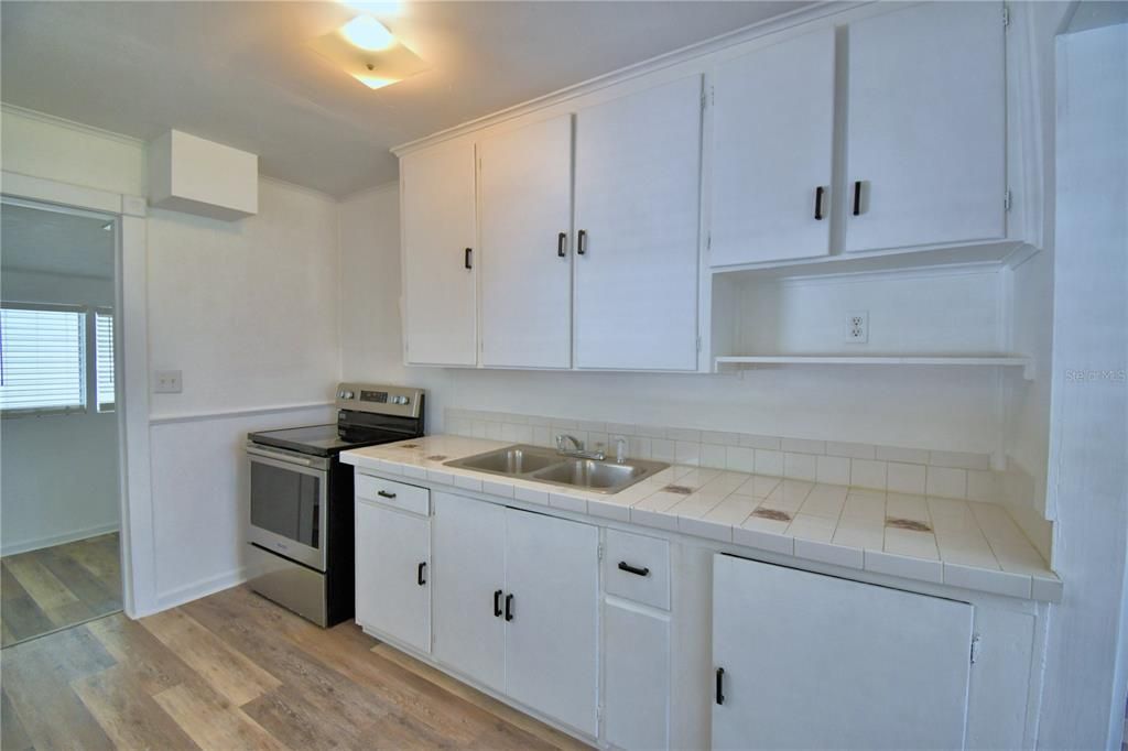 Active With Contract: $165,000 (2 beds, 1 baths, 748 Square Feet)