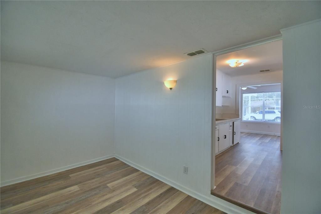 Active With Contract: $165,000 (2 beds, 1 baths, 748 Square Feet)